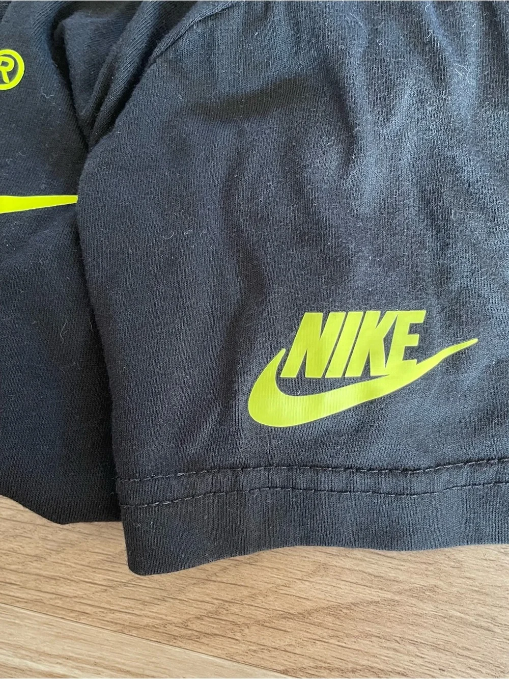 Nike Boys Size 7 Black Neon Yellow Logo Graphic Print Crew Neck Short Sleeve Tee